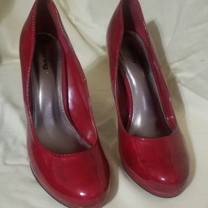 Red/ wine colored high Heel patent leather shoes